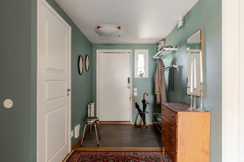Hallway - Terraced House with Garden in Almby
