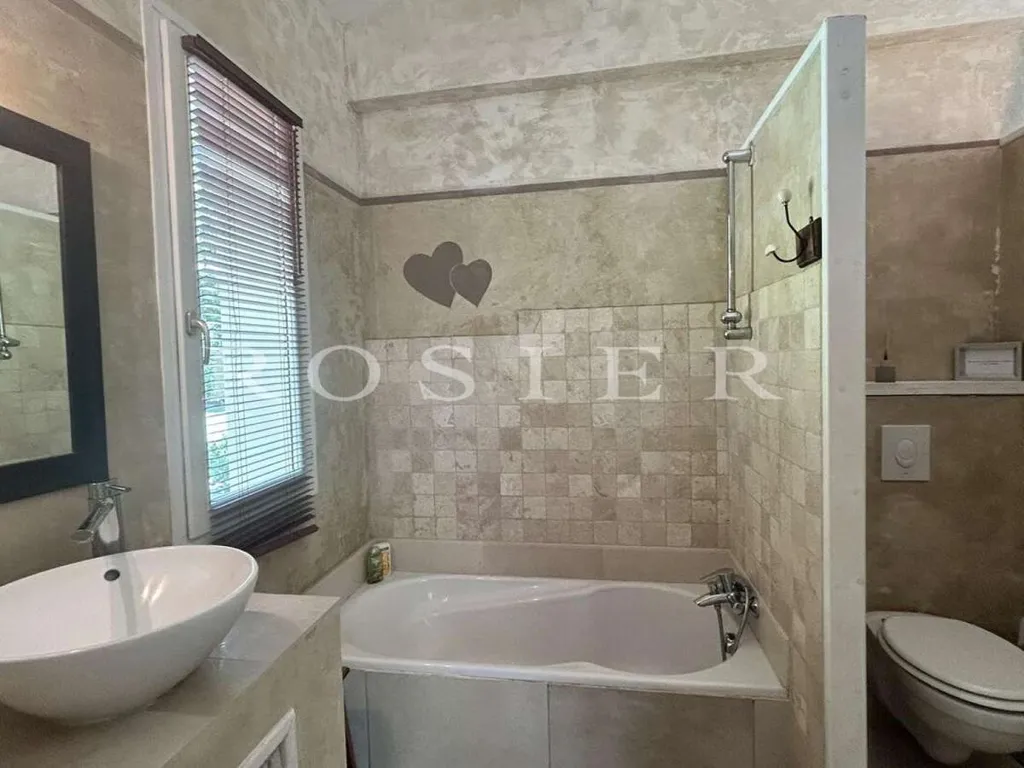 Bathrooms - Luxury Villa with Pool in Saint-Saturnin-lès-Apt