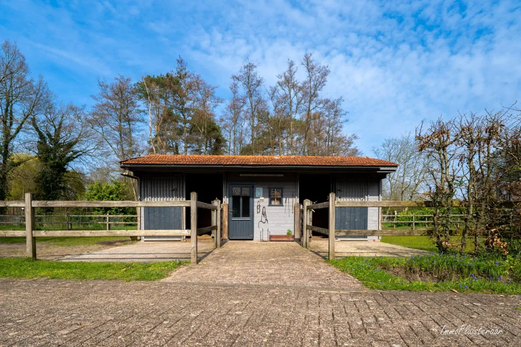 Extérieur - Villa avec Piste Éclairée et Stalles à Geel