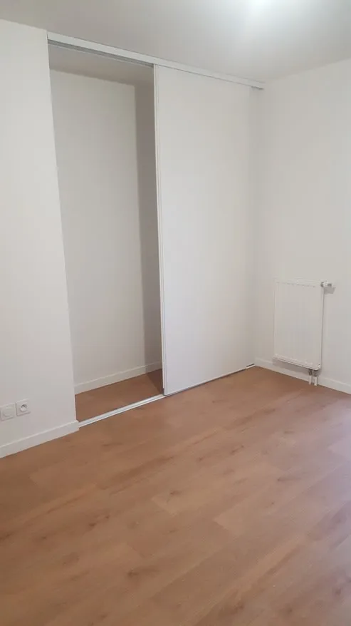 Pièces - Appartement avec Balcon et Parking à La Riche