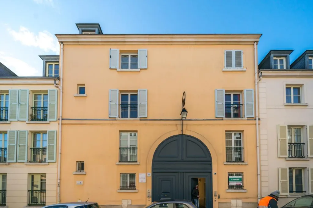 Esterno - Spacious 5-Piece Flat with Garden View in Versailles
