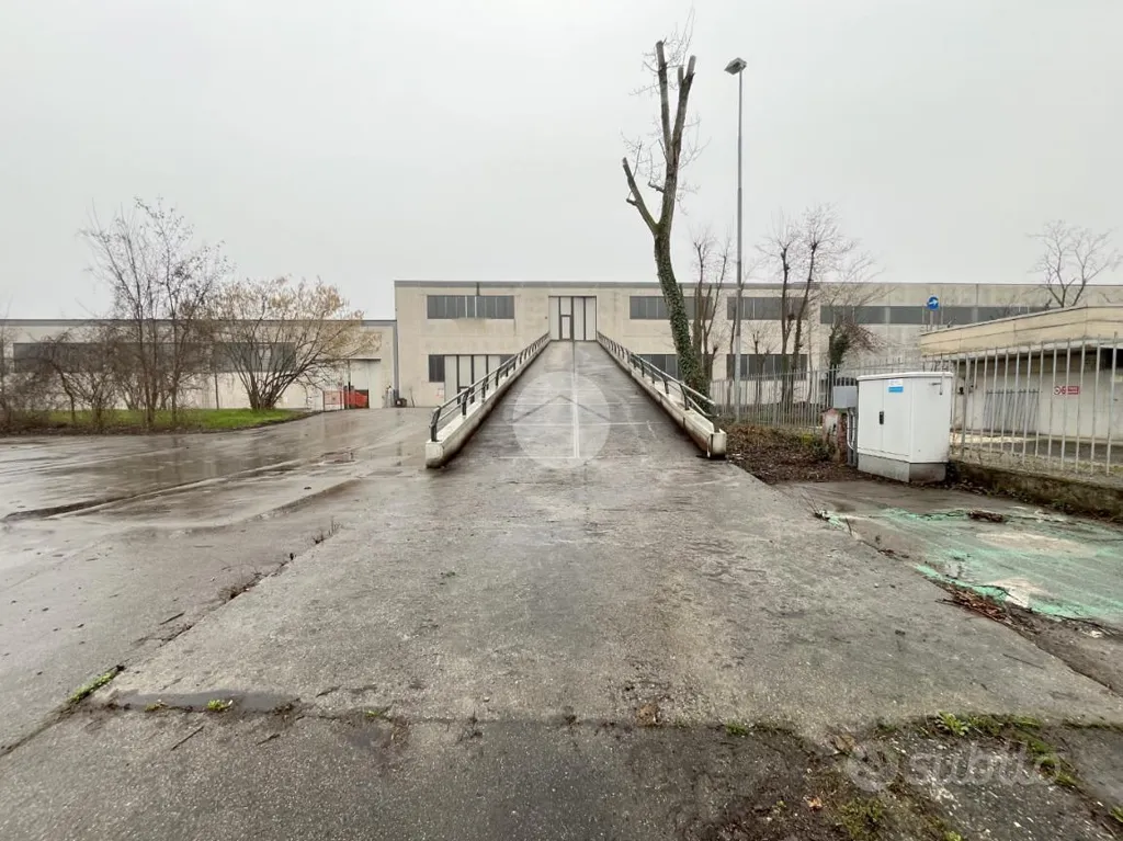 Esterno - Warehouse with Open Space in Cellatica