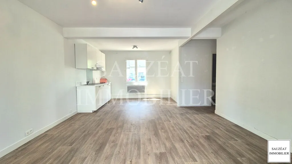 Elutuba - 3-Piece Flat with Terrace in Bagneux