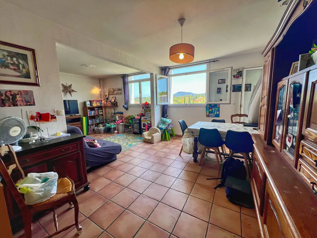 Söögituba - Apartment with Balcony Views near Le Pradet Beach