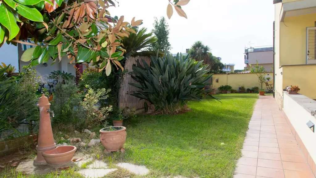 Jardin - Bifamiliar Villa with Terrace in Anzio