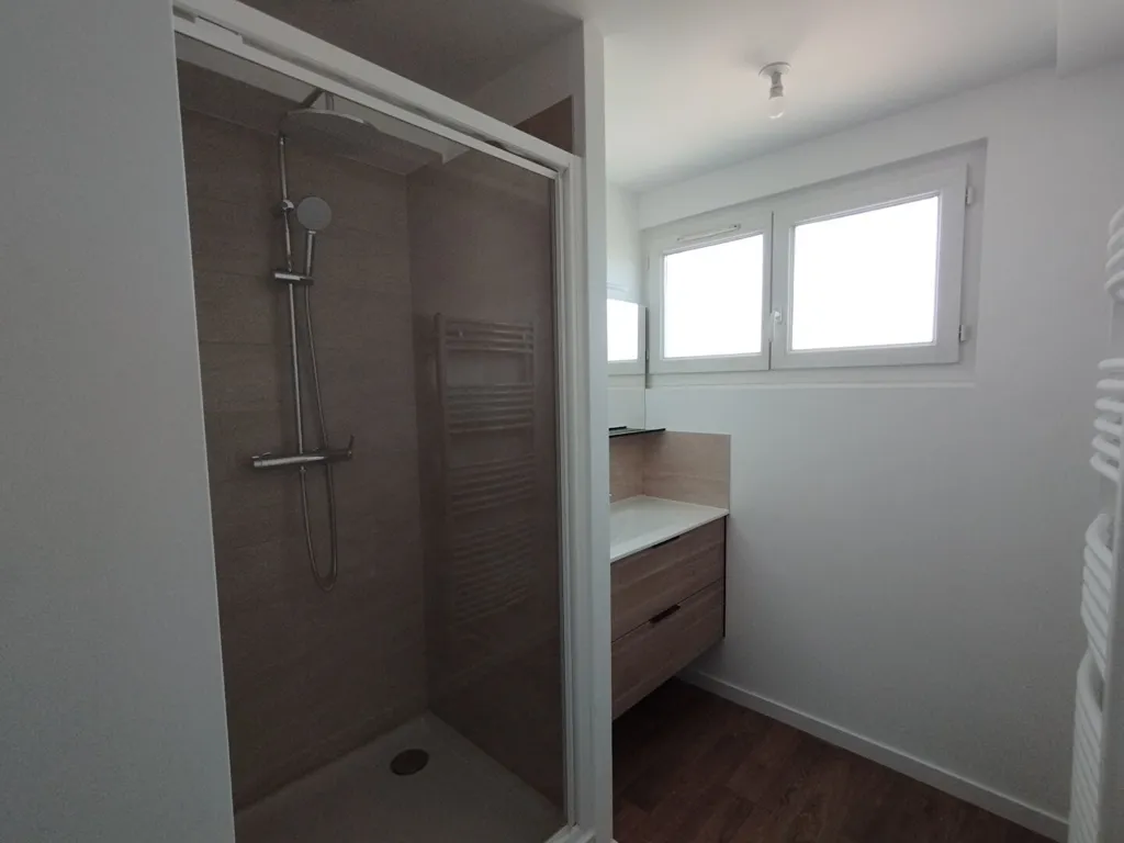 Salles de bain - Appartement Traversant avec Balcon à Aubagne