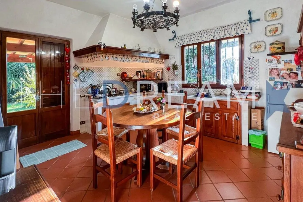 Cuisine - Detached Villa with Private Garden in Forte dei Marmi