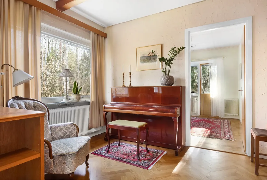 Bureau - Disponent Villa with Lake View in Lindesberg