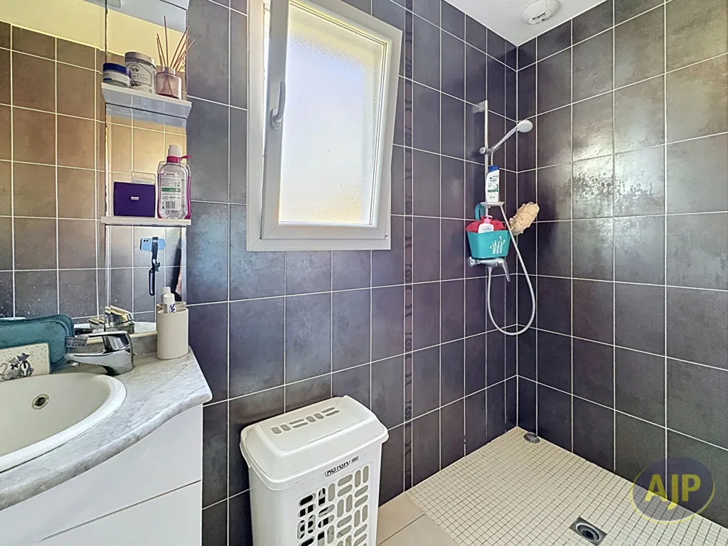 Salles de bain - Maison à ossature bois avec jardin à Challans
