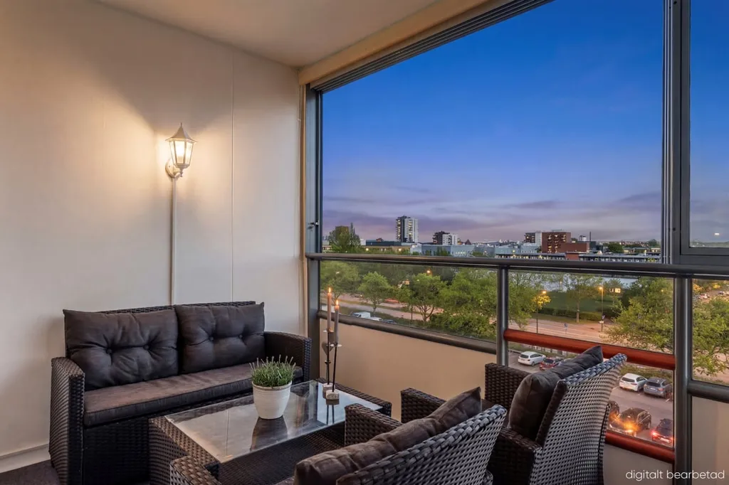 Balcon - Renovated Two-Bedroom with Glass Balcony in Malmö