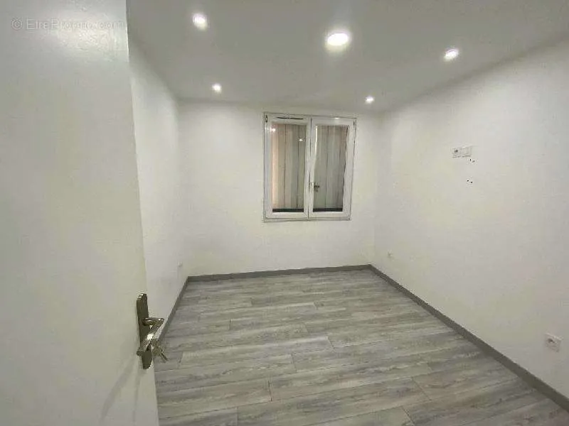 Toad - Stone Building Flat with Park View in Clichy-Sous-Bois