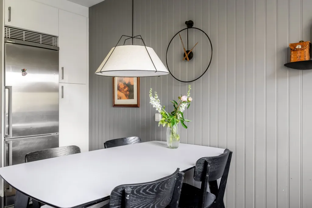 Salle à manger - Apartment with West-Facing Balcony on Läkarvägen