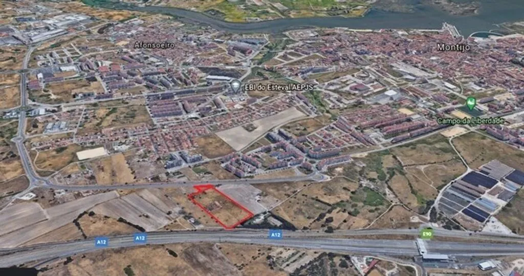 Building Land with Old Structures in Montijo