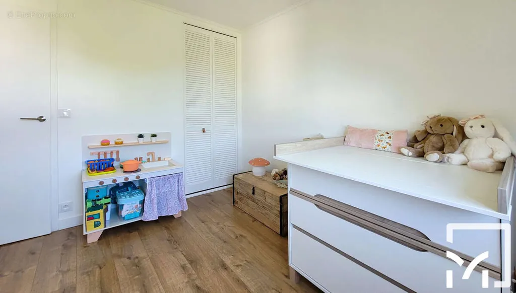 Bedrooms - Bright 4-Piece Apartment with Garden in Bougival