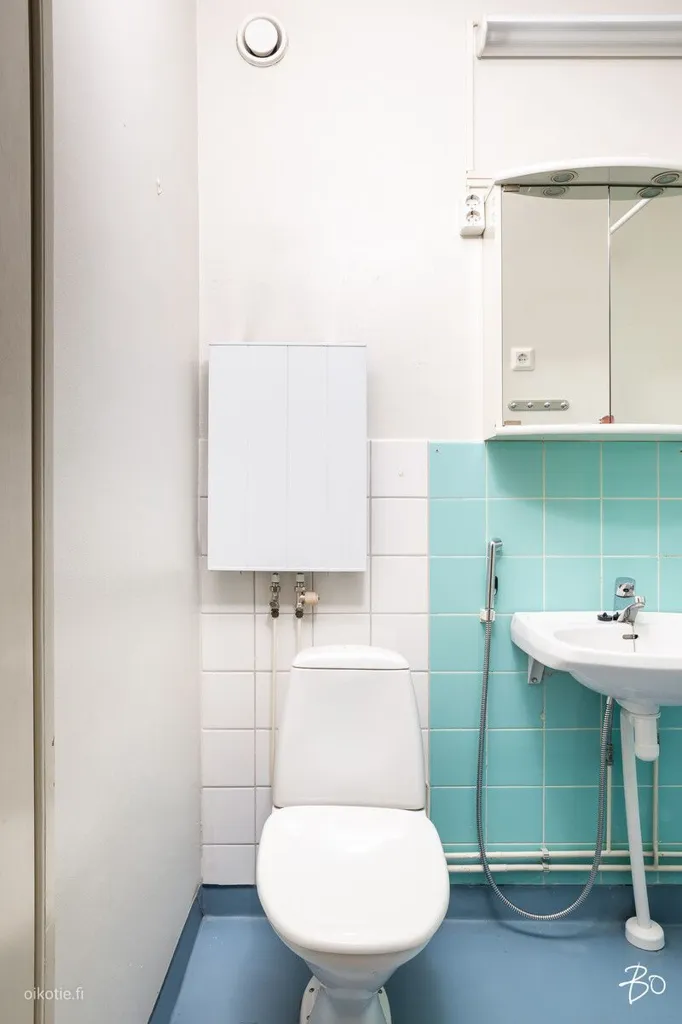 Bathrooms - Spacious Top-Floor Apartment with Balcony in Kaleva