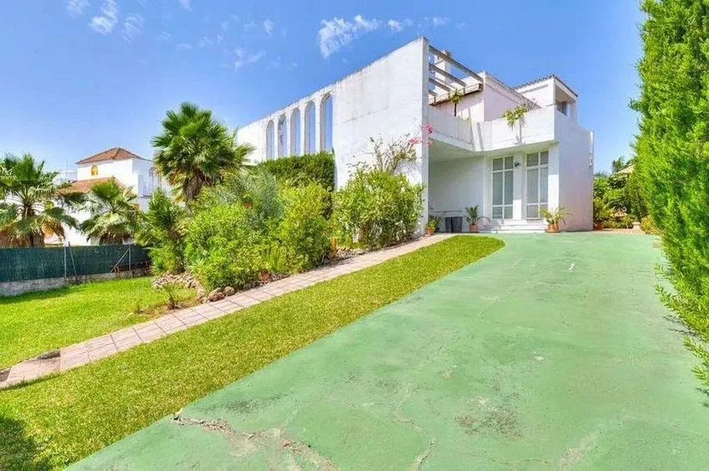 Chalet with Pool and Terrace in Casco Antiguo