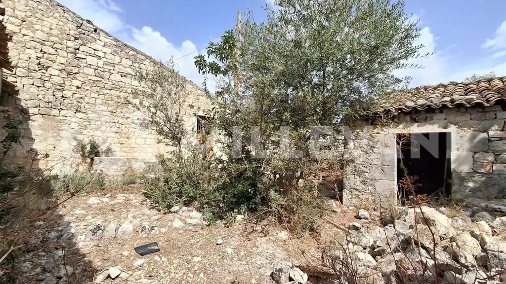 Aed - Rustic Property with Olive Trees in Modica