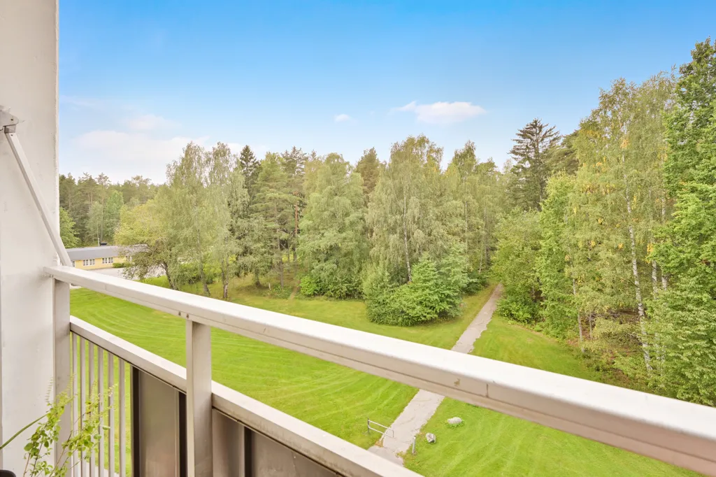 Rõdu - Apartment with West-Facing Balcony in Central Location