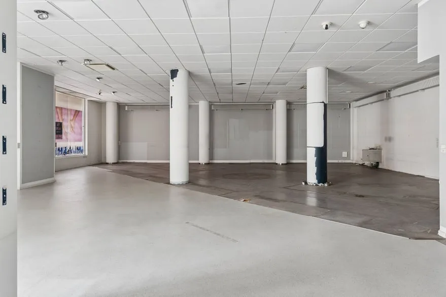 Pièces - Central Retail Unit with Large Windows in City Centre