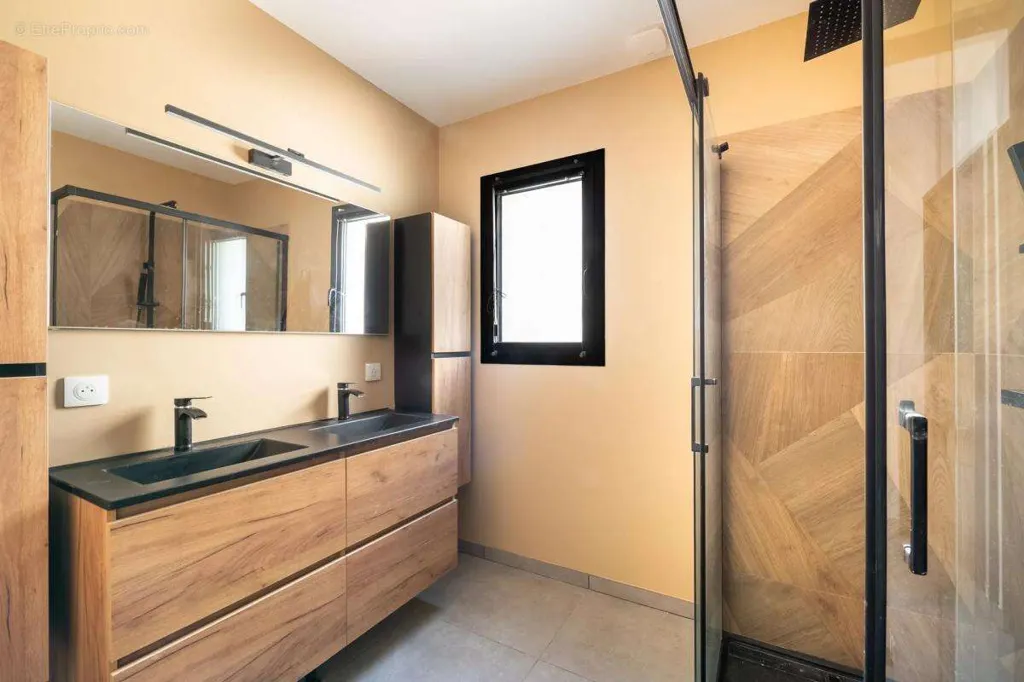 Salles de bain - Maison Contemporaine avec Piscine à Marseille