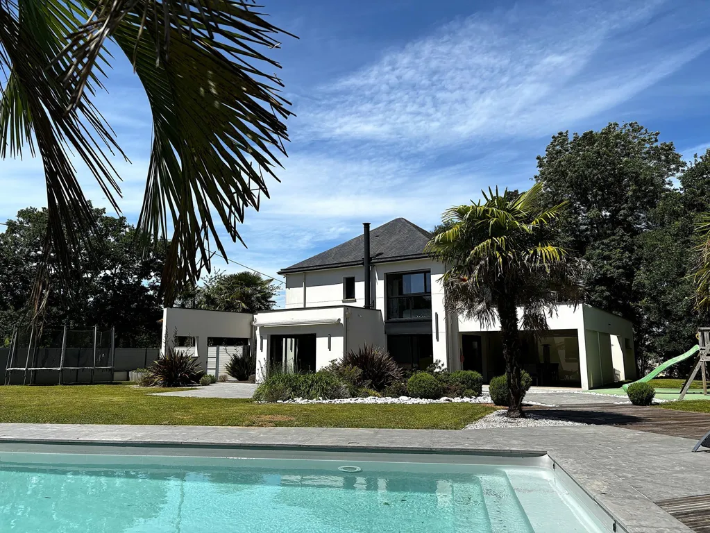 Bassein - Contemporary House with Pool in Goven