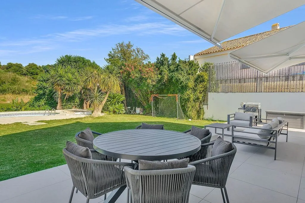 Terrace - Modern Villa with Pool and Terrace in Guadalmina
