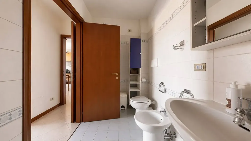 Bagni - Bright 2-Bedroom Apartment with Balcony in Milan