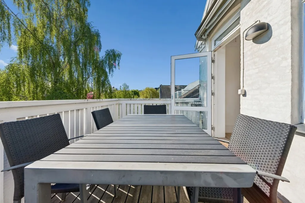 Terrasse - Bright Apartment with Balcony in Frederiksberg