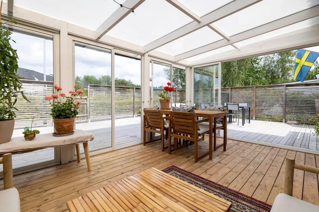 Terrass - Stylish Duplex with Garden in Hovsta