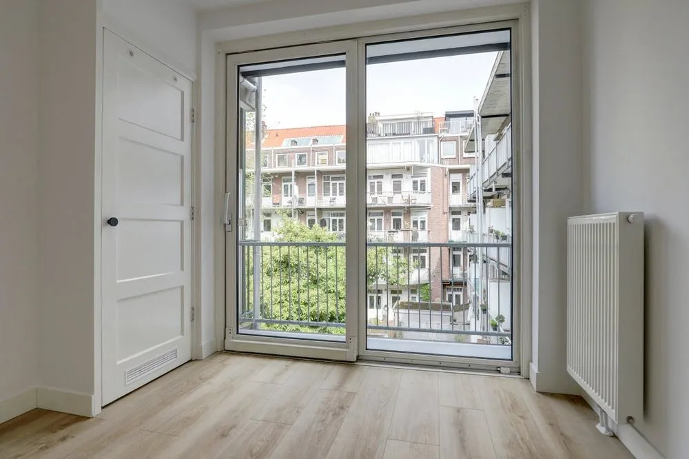 Pièces - 3-Bedroom Apartment with Balcony in Amsterdam