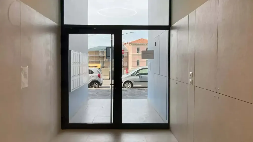 Esik - Modern Studio with Terraced View in Trieste