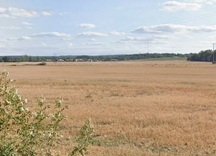 Aed - 400 m² Plot with Garden in Saubens