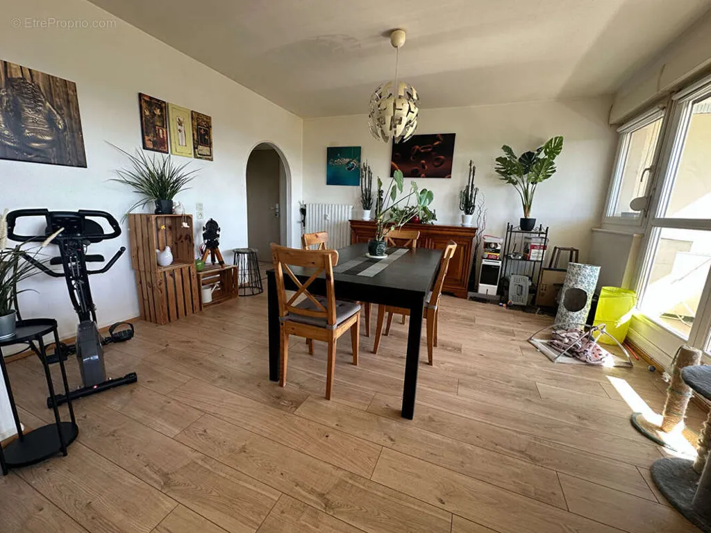 Salle à manger - Appartement avec Vue Cathédrale au 6ème Étage à Metz
