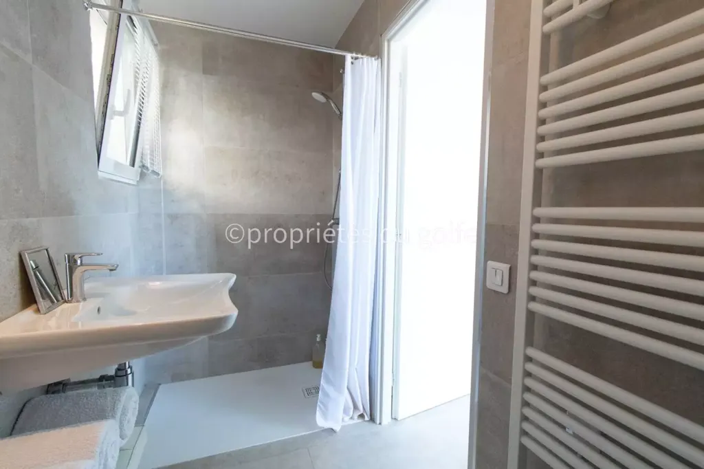 Bathrooms - Villa with Panoramic Sea View in Sète