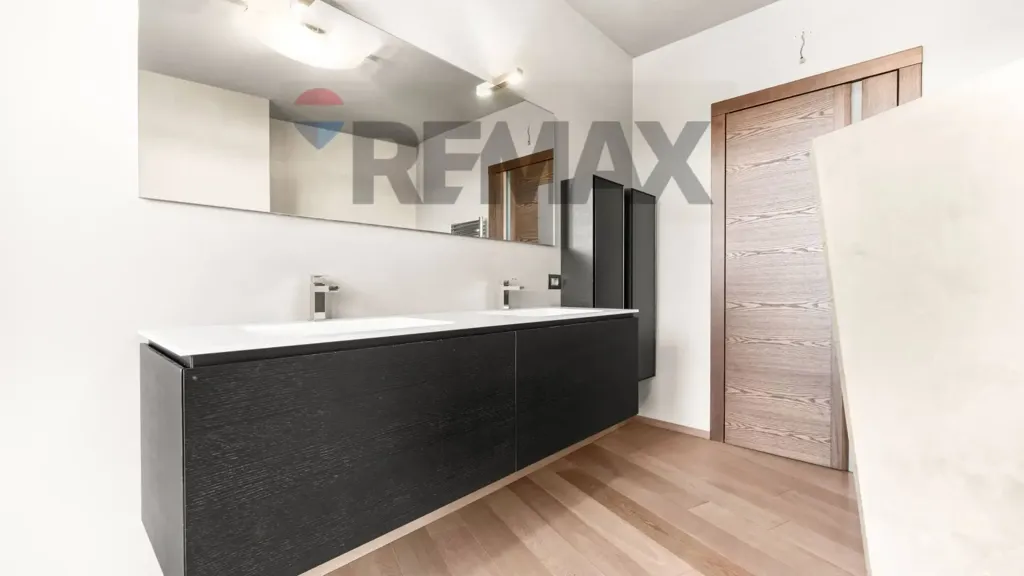 Bathrooms - Modern Apartment with Terrace in Legnano