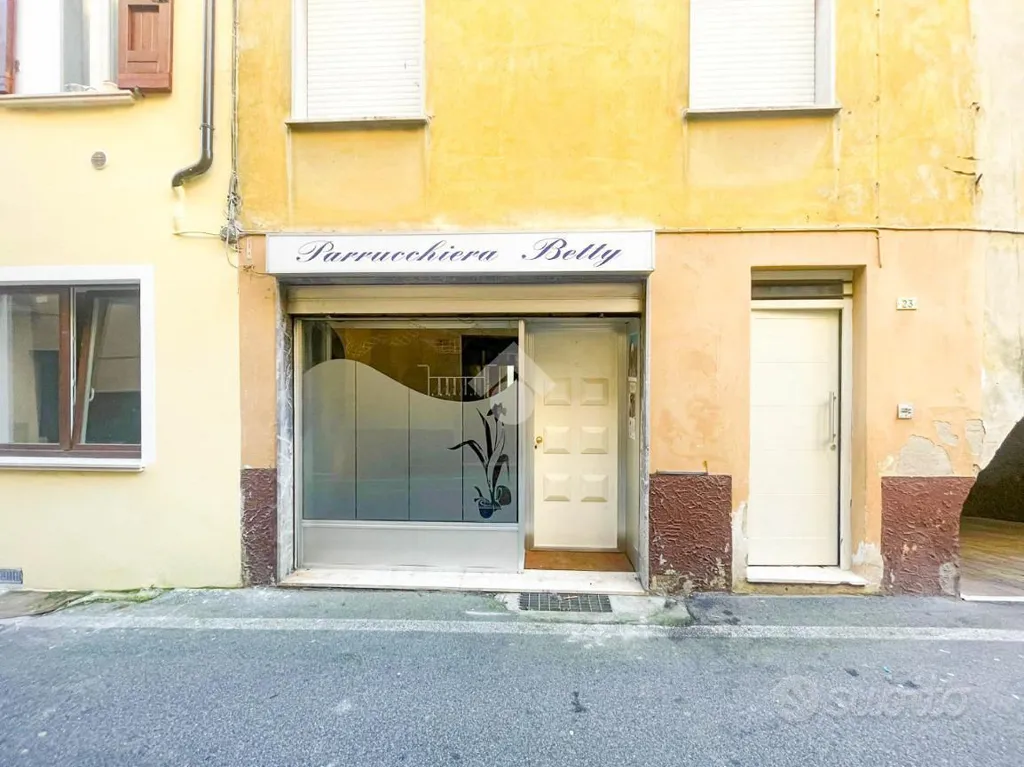 Local commercial 2 pièces à IT