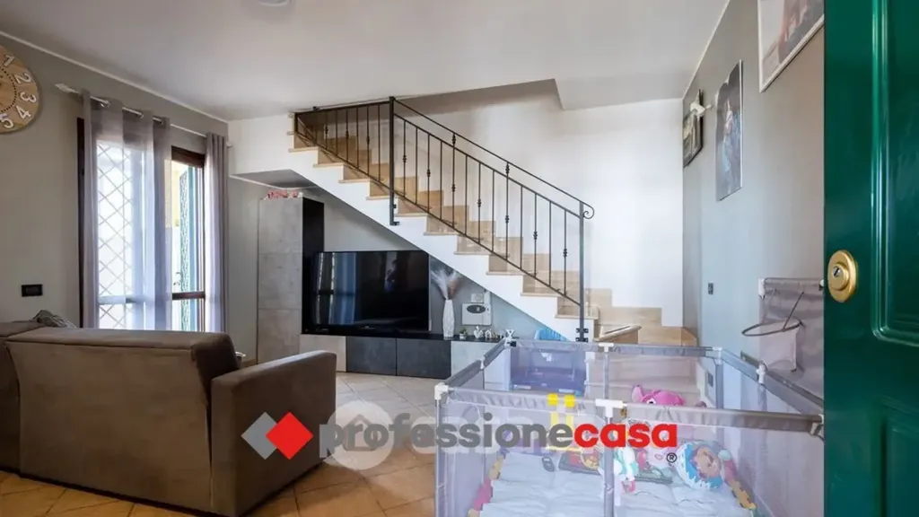 Soggiorno - Casa indipendente con giardino a Pomezia