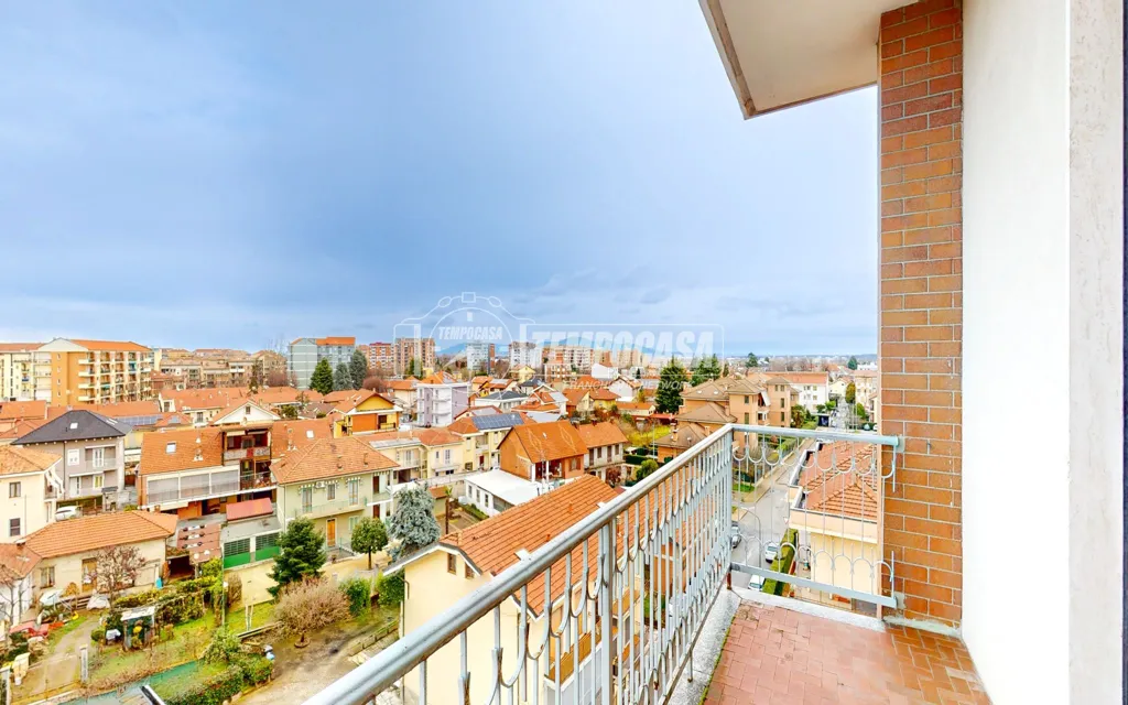 Rõdu - Three-Bedroom Flat with Panoramic View in Orbassano