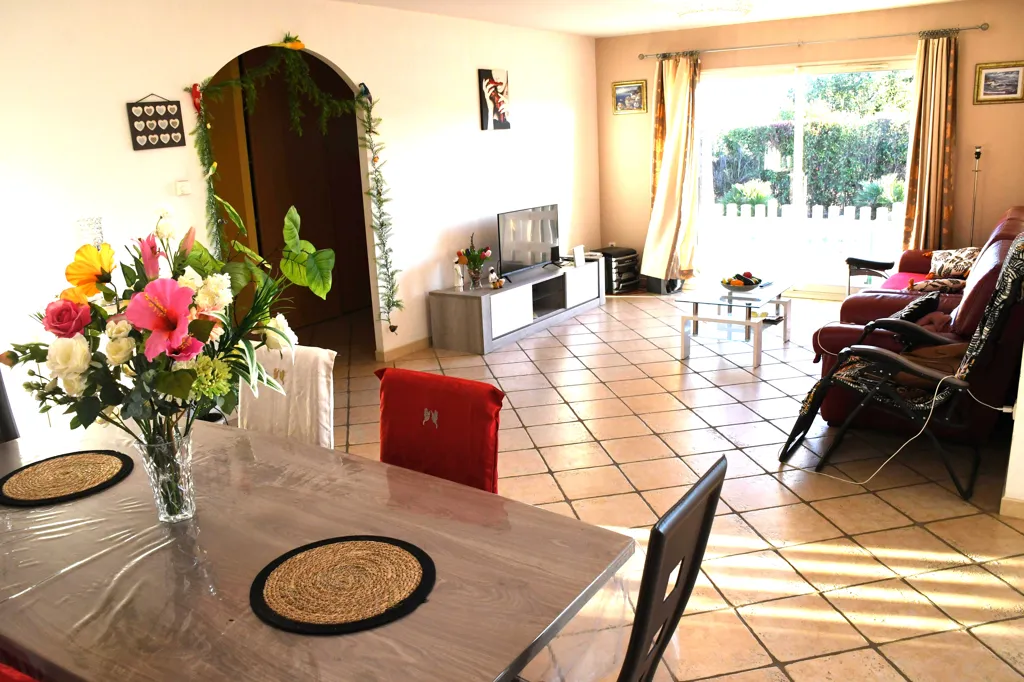 Dining Room - Spacious House with Pool in Quissac