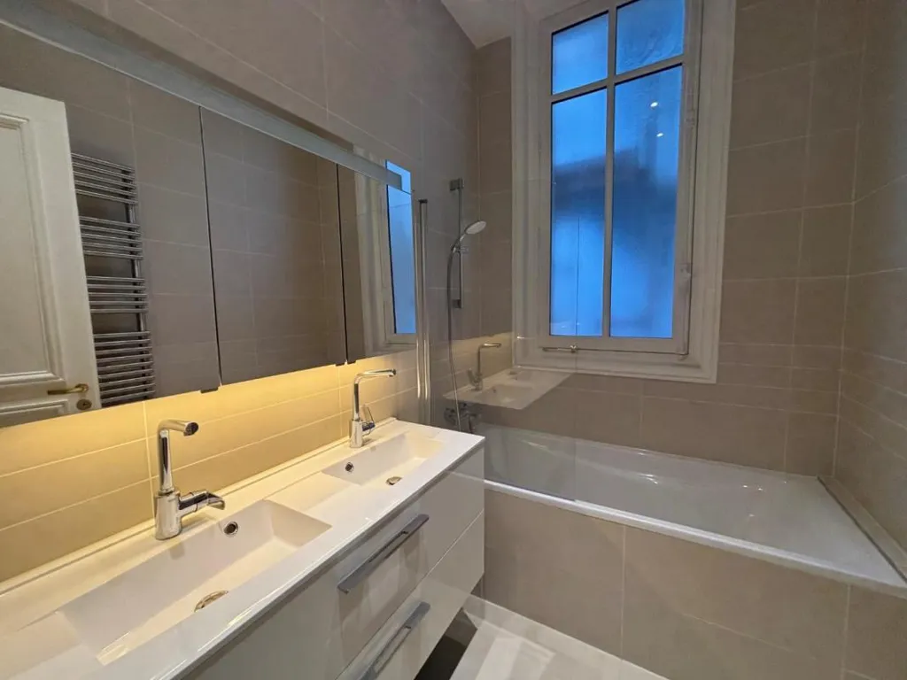 Bagni - 7-Piece Flat with High Ceilings in Paris