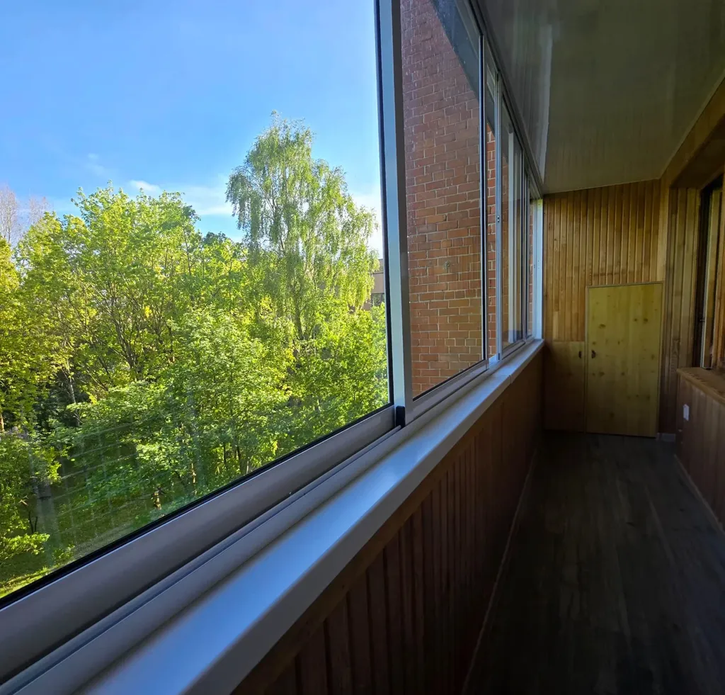 Balcon - 4-Bedroom Apartment with Balcony in Klaipėda