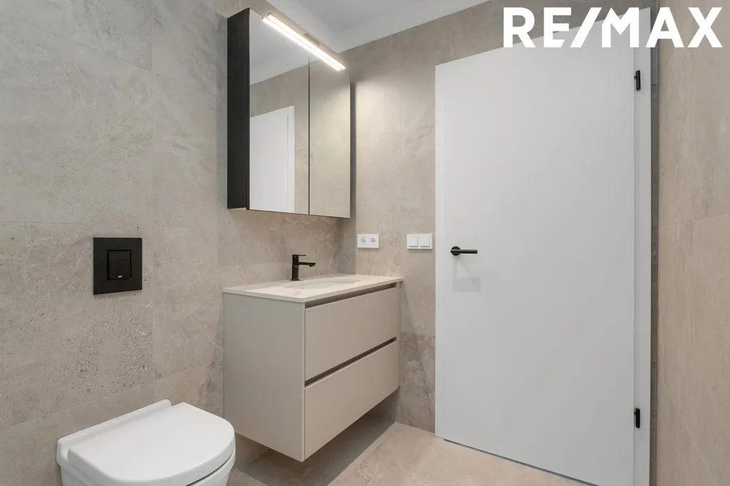 Salles de bain - Modern Apartment with Garden in Úlfarsárdal