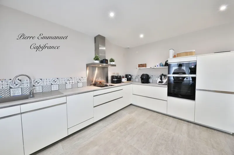 Cuisine - Villa Contemporaine avec Piscine à Saint-Ambreuil