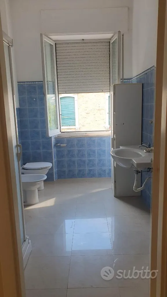 Bagni - Casa padronale con corte a Roma