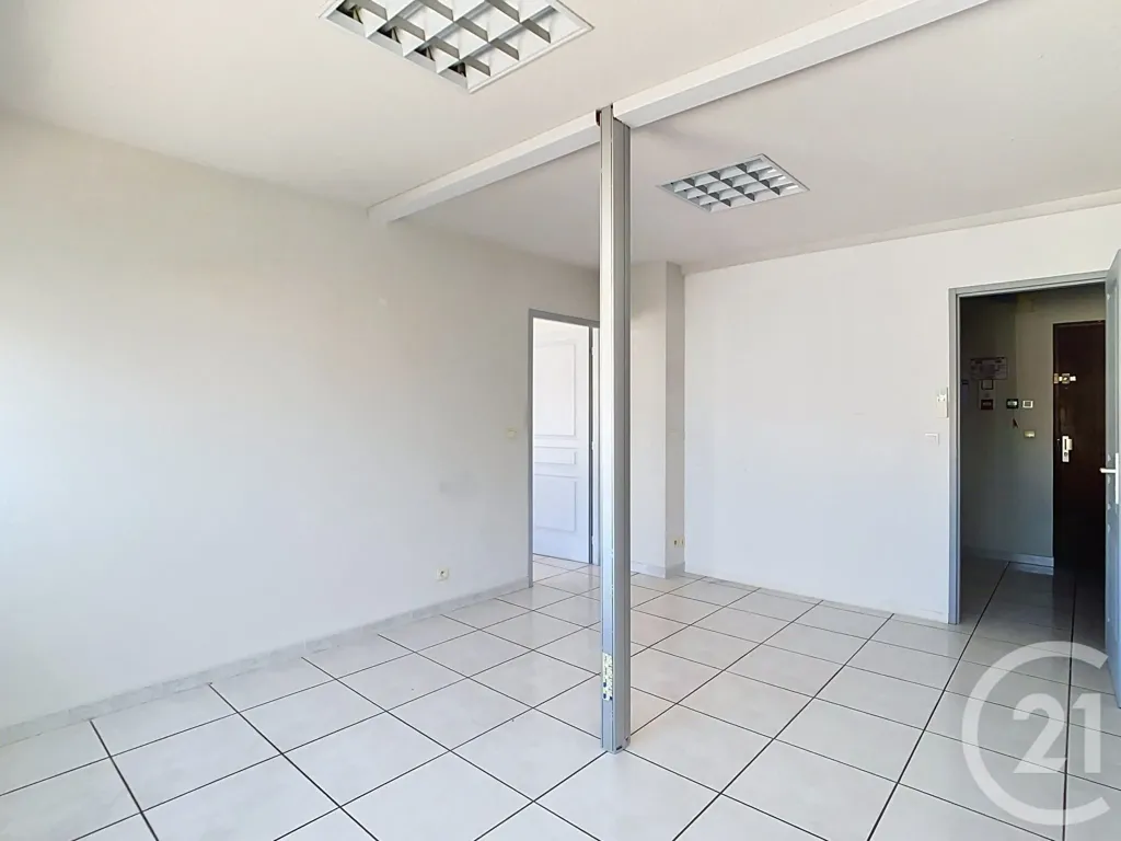 Pièces - Local Professionnel avec Parking à Perpignan