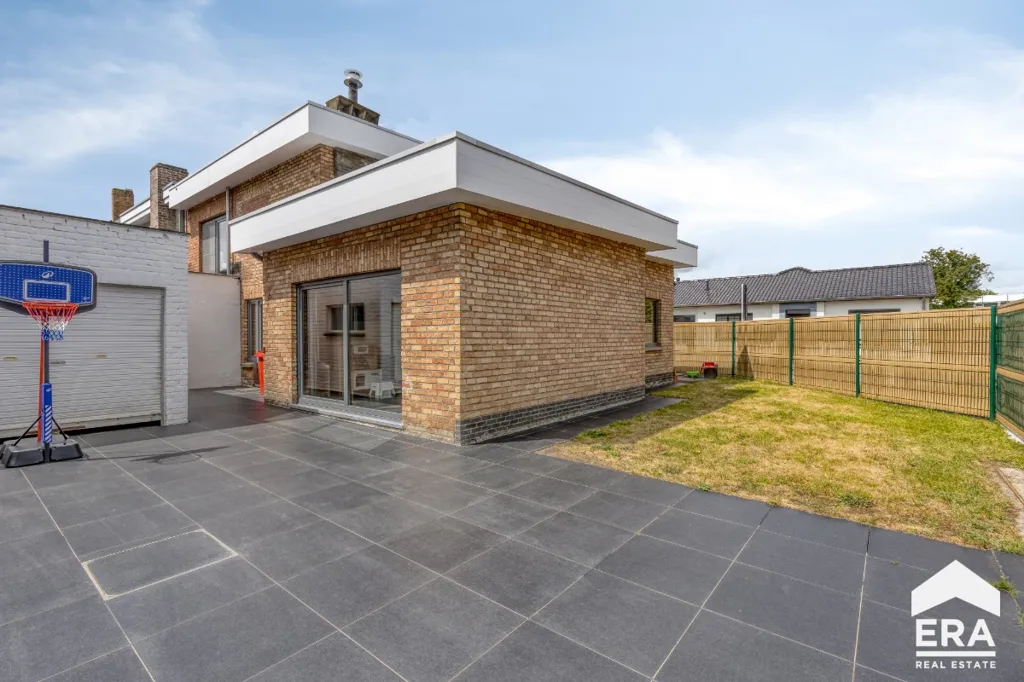 Extérieur - Maison Familiale avec Piscine Solaire à Proximité du Centre-Ville