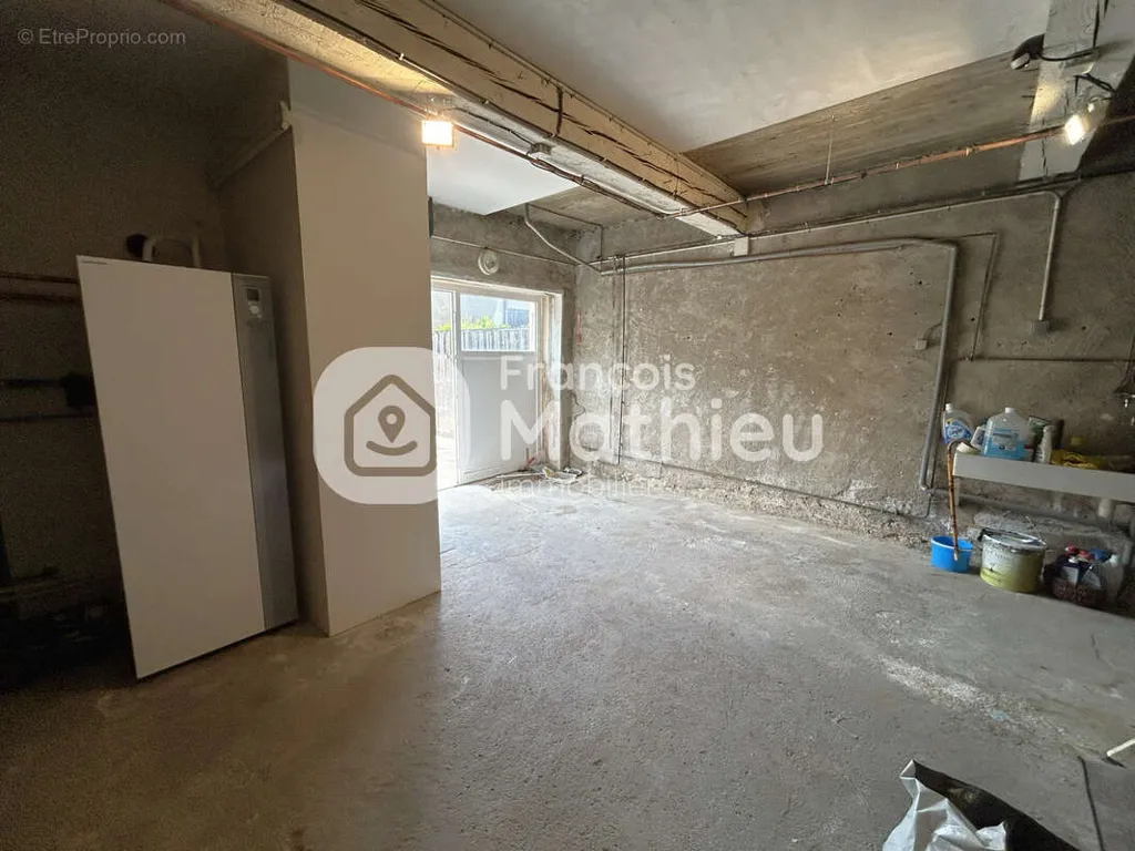 Garage - Ensemble Immobilier avec Garages à Villars-les-Dombes