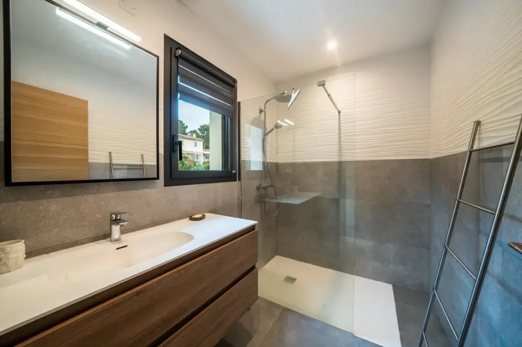 Bathrooms - Family Villa with Pool in Ventabren