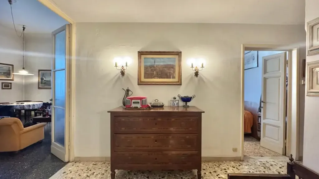 Entrée - Period Apartment with Balcony in Florence