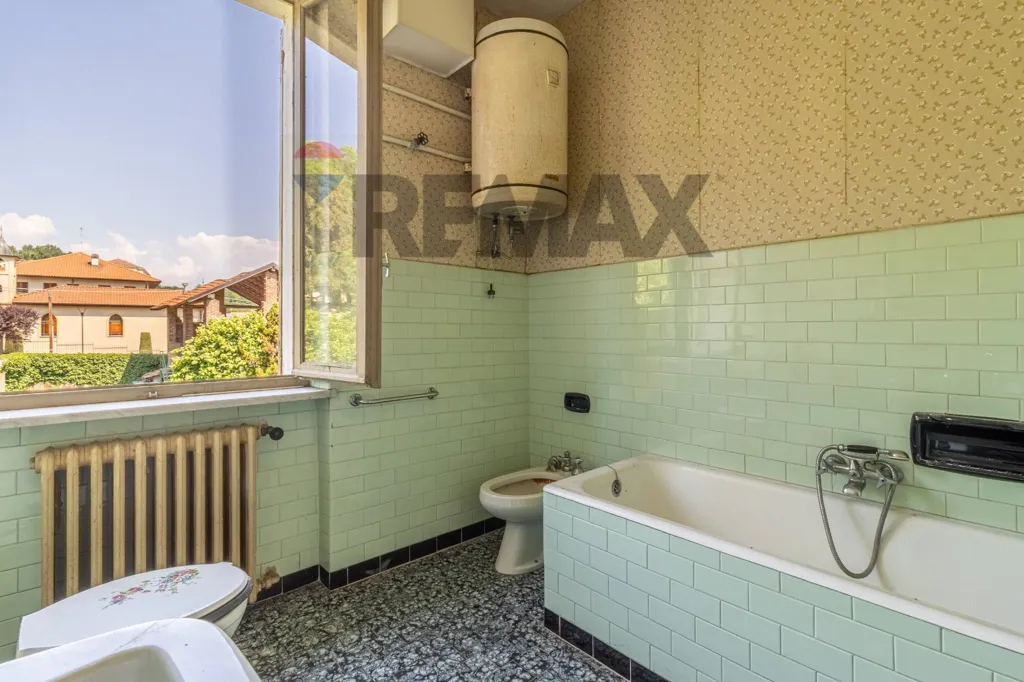 Bathrooms - Villa with Garden near Municipio